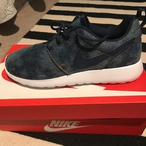 Women's Nike fit like 6